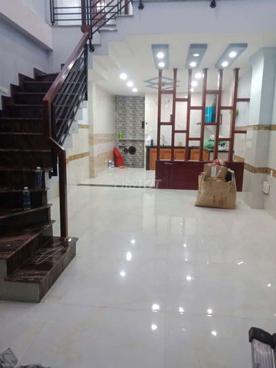 Cho thuê nhà nguyên căn 1trêt 2lầu ở KDC đường 22, cách Vinhomes 400m