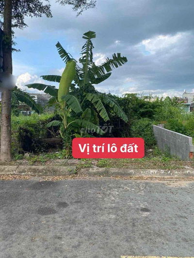 Chính chủ kẹt tiền bán lô đất gần chợ long Phước 300 m