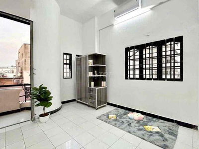 Bancong máy lạnh nội thất, cửa sổ, sân thượng, đường ô tô