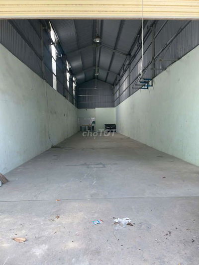 Cho thuê kho dt 125m có nhà vệ sinh đường xe tải