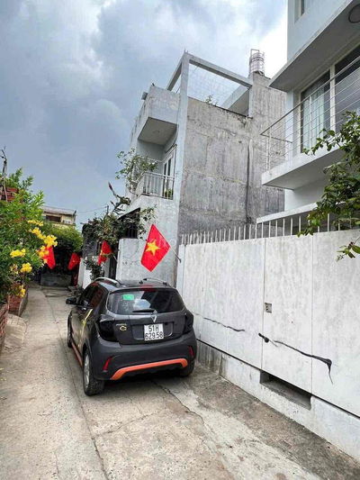 Bán đất tặng nhà C4, 2pn, hẻm oto, 4x15, gần Vinhomes Q9, không QH