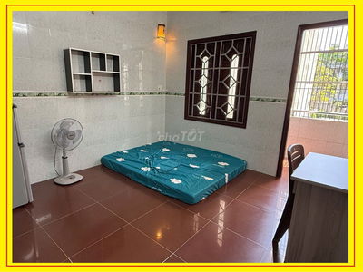 Phòng gần cổng ĐH Văn Lang, lầu 1, ban công, thoáng, full nội thất
