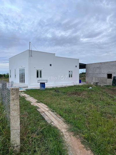 Nhà cấp 4 mới xây, diện tích hơn 100m2