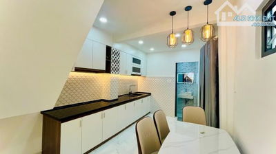 HOT! Nhà đường Hoàng Việt Tân Bình, hẻm 6m giá 3 tỷ 3 / 49m2, sẵn HĐ thuê 25tr/tháng