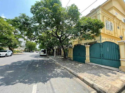 Cho thuê biệt thự Phú Mỹ Hưng 11x18 có hầm, đầy đủ nội thất