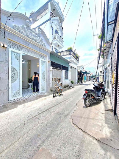 Bán Nhà Trệt Lầu, Mới Đẹp SỔ RIÊNG - Mặt Tiền Hẻm Chính Ngay Chợ KDMB