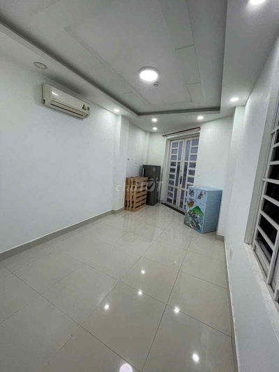 Sang căn hộ dịch vụ mặt tiền Nguyễn Duy Trinh có thang máy