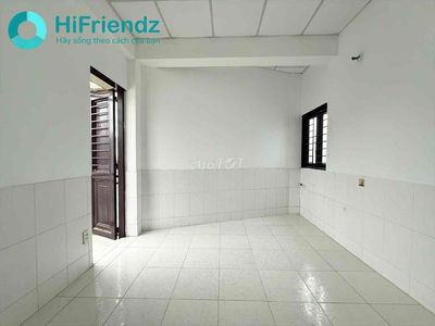 Phòng ban công, cửa sổ tâần 1 thoáng mát Ngã tư hàng xanh