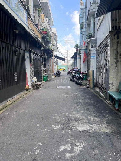 cần tiền bán gấp căn nhà ngay ht13 dep long lanh