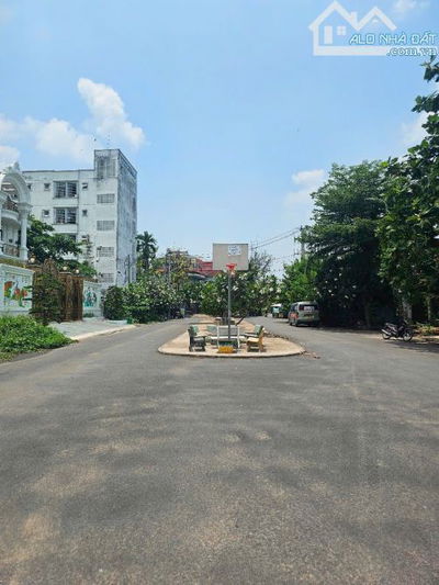 Bán nhà 3 tầng, 100m2 ngang hơn 6m, khu bên sông gigamall, nhỉnh 11tỷ TL.