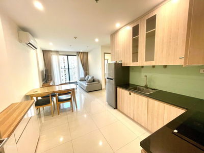 Bán nhanh căn hộ 2PN 1WC giá 3,2xx tỷ, full nội thất, sổ đỏ cầm tay