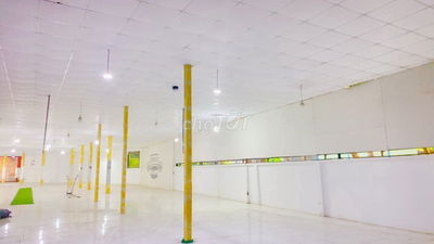 Cho thuê nhà 1.200 m2 mặt tiền Phạm Hùng tiên văn phòng