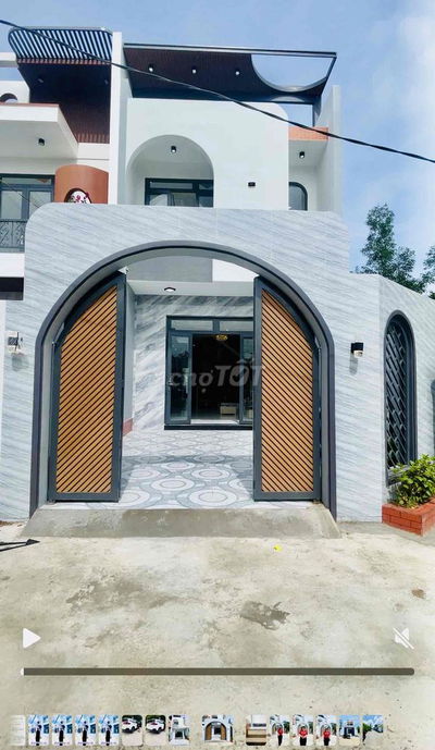 Nhà đẹp gần 200m2 đất thổ cư SHR gần chợ Bình Chánh đường xe hơi