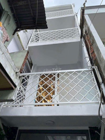 Nhà 3 tầng hẻm Lạc Long Quân, 15m2, chỉ 2.1 tỷ