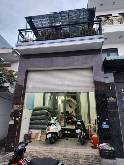 Nhà có 3 tầng 1 sân thượng