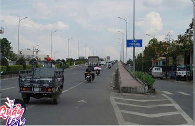 Đất mặt tiền đường quốc lộ. Vị trí ngay chân cầu Phú Long.