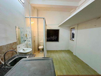 cuối thang 8 đầu tháng 9 phòng máy lạnh cửa sổ nhỏ giá 3tr2 giờ tự do