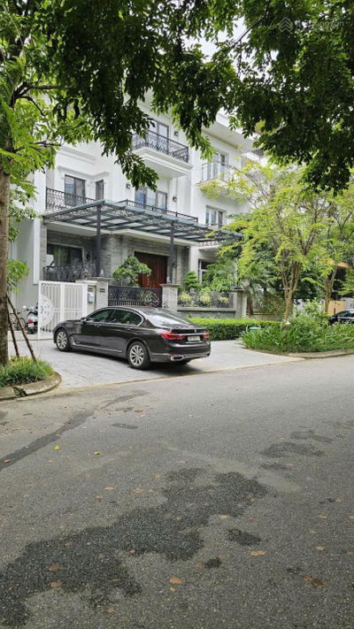 Tôi chính chủ cần bán biệt thự song lâp, khu K,dt 180m2, xây 4 tầng,mt 9m trục đường 30m,vị trí đẹp
