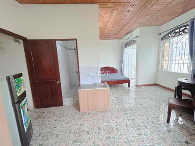 Phòng đẹp 40m Ban Công Thăng Long gần sân bay TSN đầy đủ tiện nghi