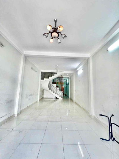 Cho thuê nhà 4PN 5WC DT 4,5x20m 3 Lầu có công viên trước nhà mát mẻ