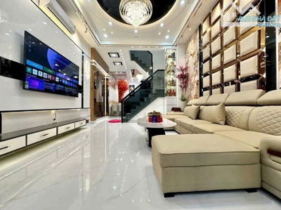 Nhượng lại căn nhà 2 tầng, sẵn HĐ thuê ngay Hoàng Việt, Tân Bình. Giá: 2 Tỷ 760 / 50.4m2