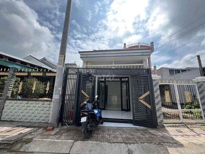 Bán Gấp căn nhà cấp 4 ngay chợ Bình Chánh SHR Giá 650TR