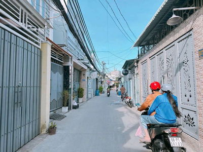 Bán đất tặng nhà cấp 4.