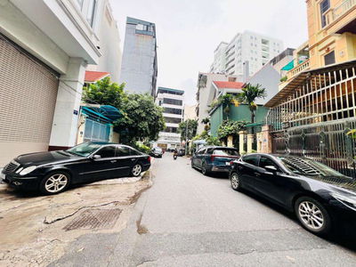 Bán nhà phố Lạc Long Quân 32m*5t giá 9,3 tỷ. Nhà đẹp ở ngay