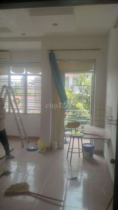 phòng trọ có máy lạnh có ban công .Mt đường nguyễn văn khối