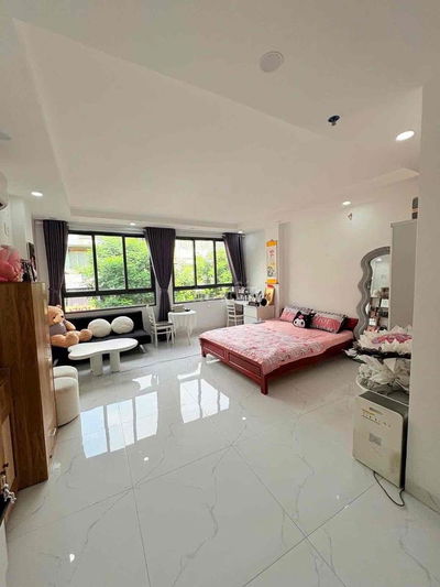 STUDIO CỬA SỔ TRỜI TO NỘI THẤT CƠ BẢN NGAY NGÃ TƯ BỐN XÃ