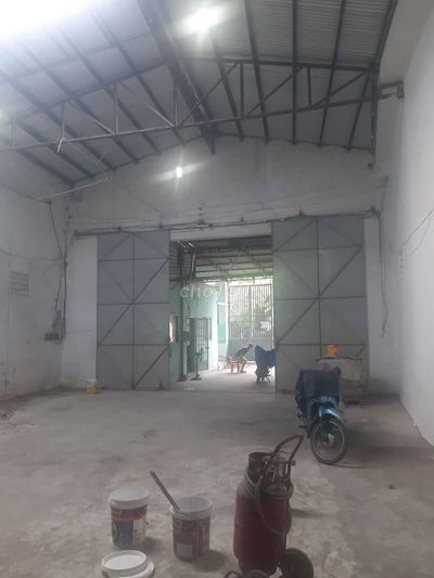 Xưởng thoáng mát trần cao.chịu lực tốt
