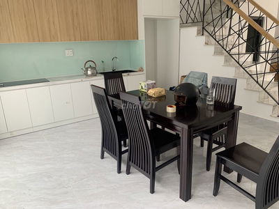 CẦN CHO THUÊ CĂN SHOPHOUSE 4 PHÒNG NGỦ,4 NHÀ VỆ SINH DT SỬ DỤNG 200M2