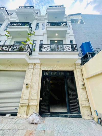Nhà 3 Lầu DT:4x20 Mặt Tiền Chợ Kinh Doanh Gần Nhiều Tiện Ích