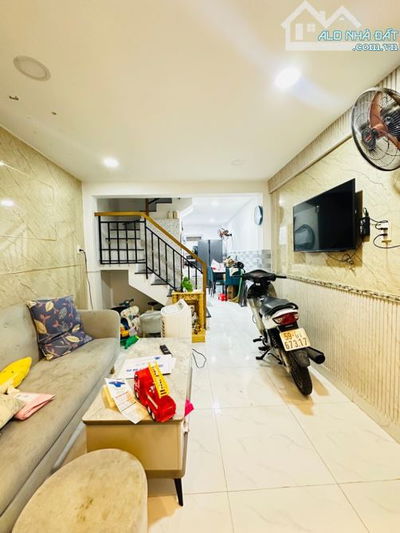 Hẻm Trục Thẳng_ XVNT_ 1 Trệt 2 Lầu_ 4 Phòng_ Nhà Đẹp Ở Ngay_ Chỉ 4.5 Tỷ