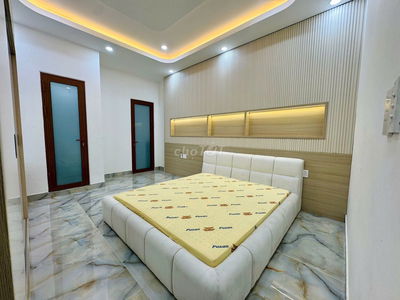 Cho thuê 8 phòng mới có ban công. full nội thất (26m2). Camera riêng.