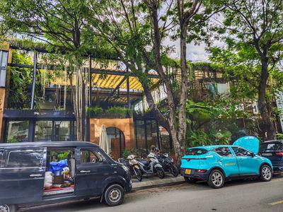 NGUYÊN CĂN NGAY NGUYỄN TRÃI 15M X 30M TRỆT 2 LẦU TRỐNG CÓ SÂN
