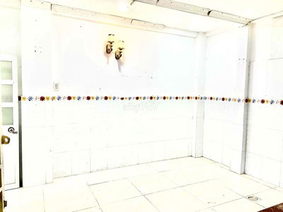 căn mặt tiền hẻm xe tải cách, 1 trệt và 1 gác lửng, gần chợ Tân Định