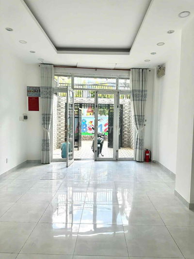 Nhà mới sân rộng thoáng sáng 5 phòng ngủ máy lạnh