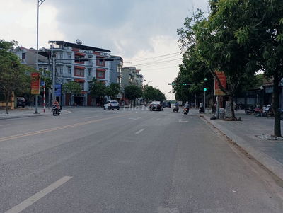 Bán rẻ 70 m2 đất đẹp, lô góc ô tô vào đất, Ngô Gia Tự, L.Biên - 5,7 tỷ