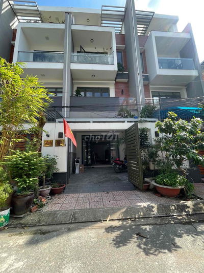 cho thuê văn phòng diện tích 105m2, có sân để xe, phòng ngủ và bếp