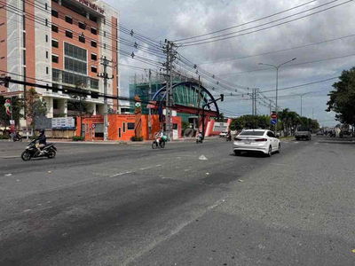 NHÀ MẶT TIỀN GẦN TRƯỜNG ĐẠI HỌC XÂY DỰNG, CÔNG VIÊN MẬU THÂN ( phường