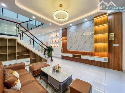 Bán nhà ngay Hoàng Việt, Tân Bình. Giá: 2 tỷ 320tr, DT: 80m2. Kết cấu 1 trệt 2 lầu