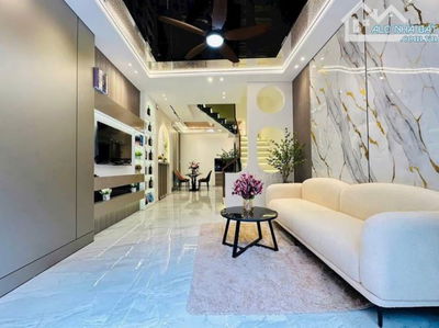 Bán nhà đường Hoàng Việt, Tân Bình / 60m2 / 2 tỷ 390 triệu / sổ hồng riêng