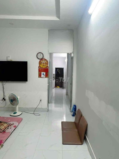 Bán đất tặng nhà C4 còn mới, 2 mặt hẻm xe hơi, sát vành đai 2.