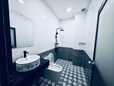 Cho thuê phòng rộng tầng trệt có full nội thất máy lạnh tủ lạnh nệm.