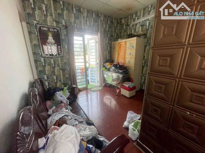 Bán nhà 2 tầng có dãy trọ dong tiền thu nhập đường thông rộng xe hơi né Trung Mỹ tây