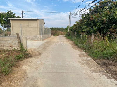 BÁN LÔ ĐẤT 1015M2 CÓ 17M MẶT TIỀN ĐƯỜNG BÊ TONG,CHI VỚI GIÁ 650T