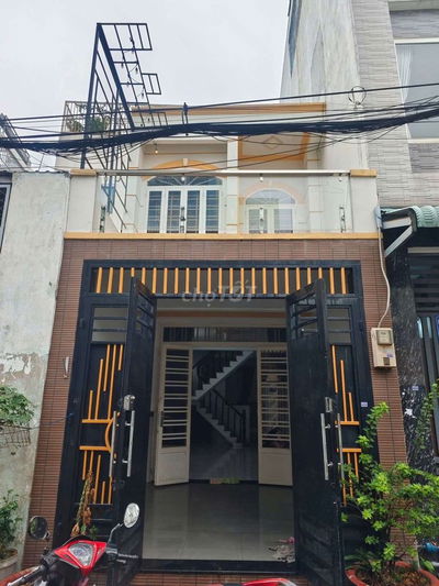 Nhà mới sạch, 2pn kín +2p hở, ban công, sân xe máy, hẻm 6m.