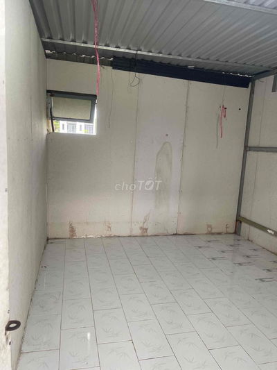 Khuôn viên rộng rãi , mát mẻ . Free Rác ,wifi , nước .