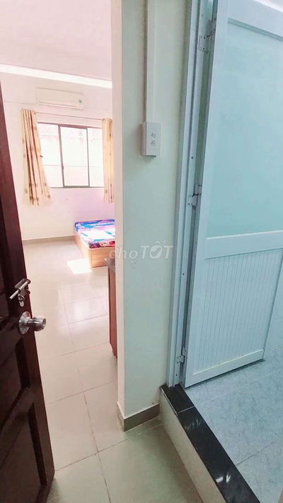 PHÒNG LẦU 1/ TRỆT SÂN SAU, THOÁNG MÁT, CỬA SỔ LỚN, GẦN Q1, CHÍNH CHỦ